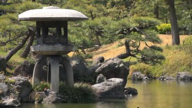 Japon bahçe midium fener Kiyosumi Shirakawa ateş / onun Tokyo geleneksel bir parkta. fotoğraf makinesi: Canon Eos 7d