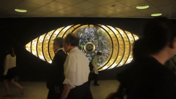 Escultura Olho Tiro Completo Estação Shinjuku Estrada Uma Localização Cidade — Vídeo de Stock