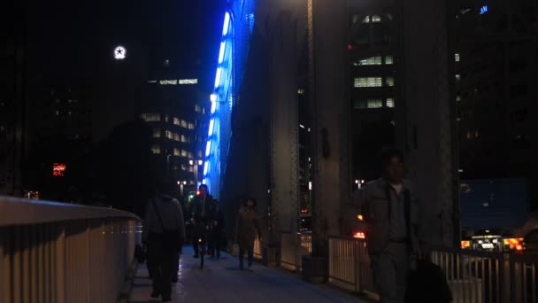 Caminar Gente Puente Eitai Por Noche Tokio Una Ubicación Ciudad — Vídeo de stock