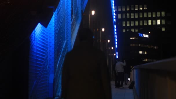 Chůze Lidí Sedm Trvalé Most Noci Tokiu Jeho Umístění Města — Stock video