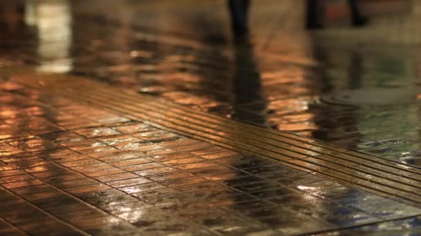 Marcher dans la rue du centre-ville à Shinagawa Tokyo jour de pluie — Video