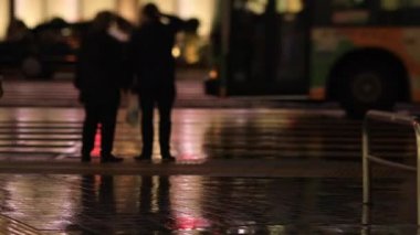 Shinagawa Tokyo 'da yağmurlu bir günde şehir merkezinde yürüyen insanlar.