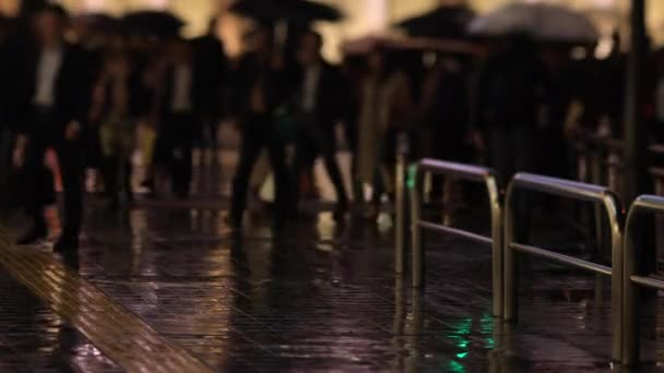 Promenader människor på centrum gatan i Shinagawa Tokyo regnig dag — Stockvideo