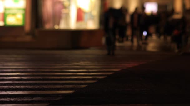 Passeggiando persone nella strada del centro di Shinagawa Tokyo giorno di pioggia — Video Stock