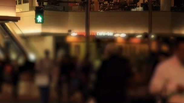 Caminando a la gente en la calle del centro en Shinagawa Tokio día lluvioso — Vídeos de Stock