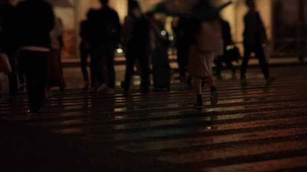 Passeggiando persone nella strada del centro di Shinagawa Tokyo giorno di pioggia — Video Stock