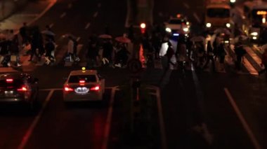 Shinagawa Tokyo 'da şehir merkezinde yürüyen insanlar. Yağmurlu günler yüksek açı.