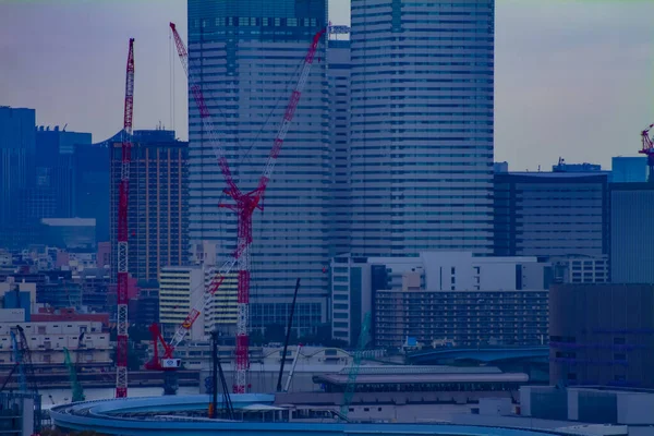 Guindastes em construção perto do edifício em Tóquio — Fotografia de Stock