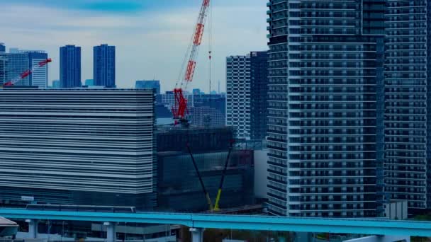 Een tijdspanne van kranen in aanbouw bij het gebouw in Tokyo panning — Stockvideo