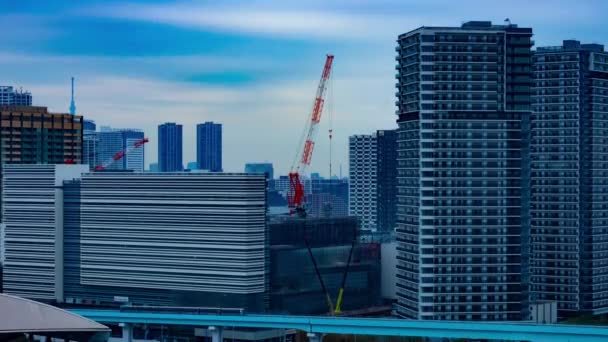 Een tijdspanne van kranen in aanbouw nabij het gebouw in Tokio kantelt — Stockvideo