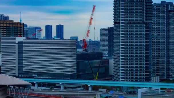 Een tijdspanne van kranen in aanbouw nabij het gebouw in Tokio kantelt — Stockvideo