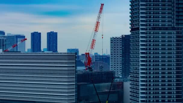 Uma cronologia de guindastes em construção perto do edifício em Tóquio zoom — Vídeo de Stock