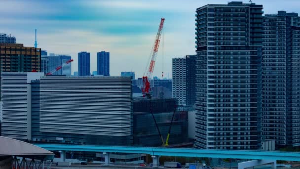 Een tijdspanne van kranen in aanbouw nabij het gebouw in Tokio — Stockvideo
