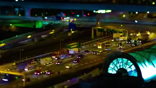 Un lapso de tiempo nocturno de la calle de la ciudad en Ariake Tokyo tilt shift — Vídeo de stock