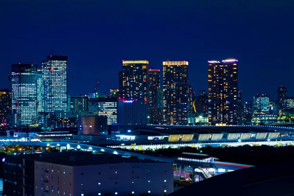 Un paisaje urbano nocturno en la ciudad urbana de Ariake Tokio —  Fotos de Stock