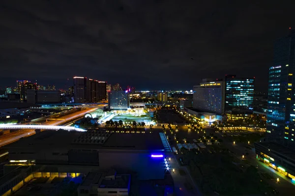 En natt stadsbild på den urbana staden i Ariake Tokyo bred skott — Stockfoto