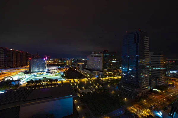 Een avond stad landschap bij de stedelijke stad in Ariake Tokio brede shot — Stockfoto
