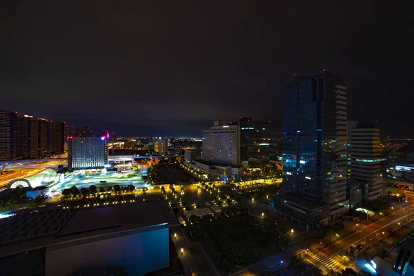 En natt stadsbild på den urbana staden i Ariake Tokyo bred skott — Stockfoto