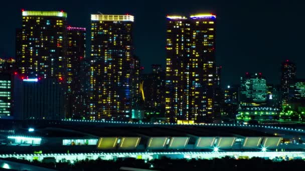 Un lapso de tiempo nocturno del paisaje urbano en la ciudad urbana de Ariake Tokio — Vídeo de stock