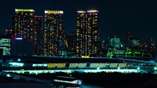 Un lapso de tiempo nocturno del paisaje urbano en la ciudad urbana de Ariake Tokio — Vídeo de stock