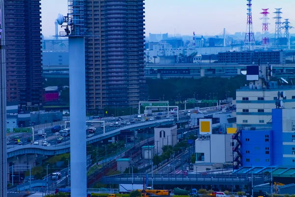 En stadsgata vid den urbana staden i Ariake Tokyo dagtid brett skott — Stockfoto