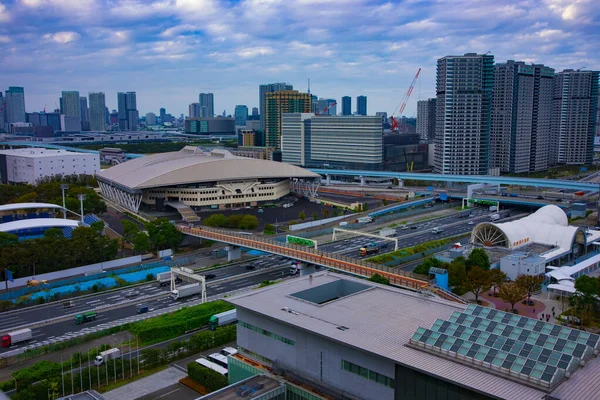 En stadsgata vid den urbana staden i Ariake Tokyo dagtid brett skott — Stockfoto