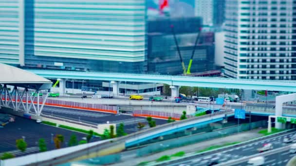 Een tijdspanne van de stad straat bij de stedelijke stad als miniatuur in Ariake Tokio overdag kantelen verschuiving — Stockvideo