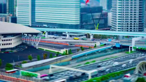 Sebuah tiLapse jalan kota di kota perkotaan seperti miniatur di Ariake Tokyo siang hari kemiringan pergeseran — Stok Video