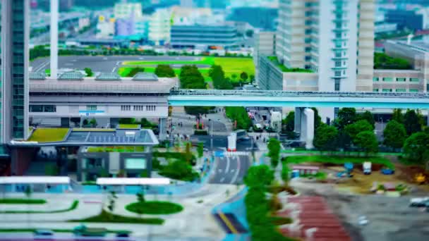 Een tijdspanne van de stad straat bij de stedelijke stad als miniatuur in Ariake Tokio overdag kantelen verschuiving — Stockvideo