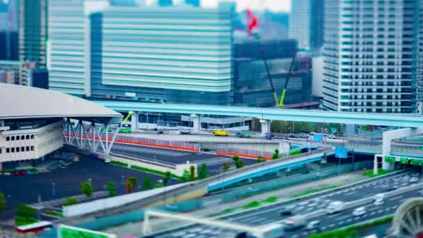 En timelapse av stadens gata på den urbana staden som miniatyr i Ariake Tokyo dagtid tilt skift — Stockvideo