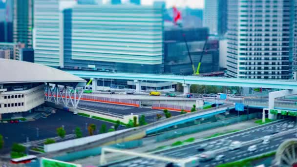 Een tijdspanne van de stad straat bij de stedelijke stad als miniatuur in Ariake Tokio overdag kantelen verschuiving — Stockvideo