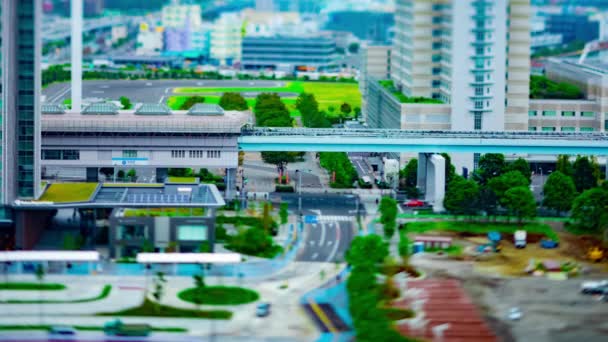 Sebuah tiLapse jalan kota di kota perkotaan seperti miniatur di Ariake Tokyo siang hari kemiringan pergeseran — Stok Video