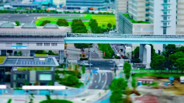 Een tijdspanne van de stad straat bij de stedelijke stad als miniatuur in Ariake Tokio overdag kantelen verschuiving — Stockvideo