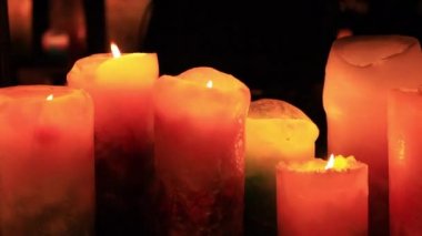 Geceleri romantik mumlar yakıyorum. Kapat.