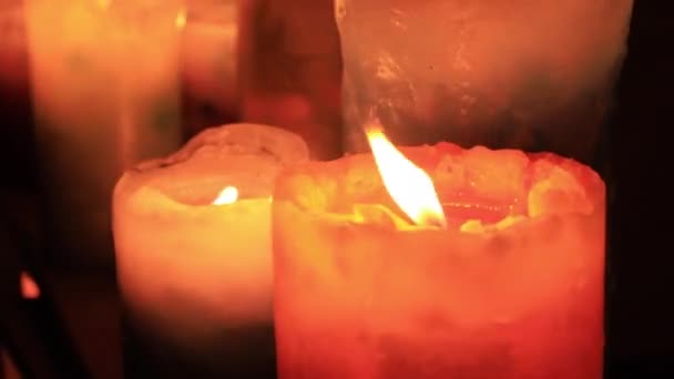 Bruciare candele romantiche di notte da vicino — Video Stock