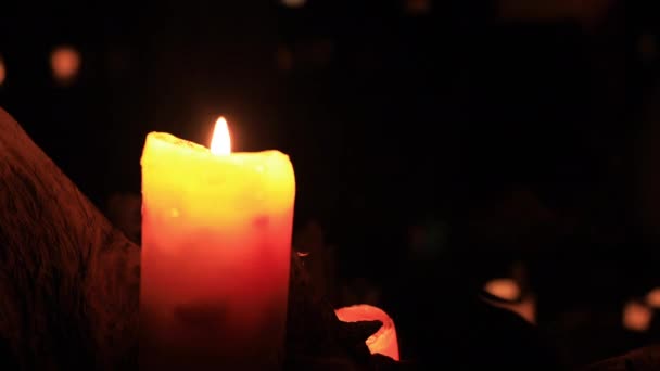 Bruciare candele romantiche di notte da vicino — Video Stock