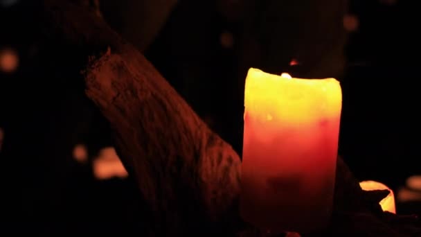 Bruciare candele romantiche di notte da vicino — Video Stock