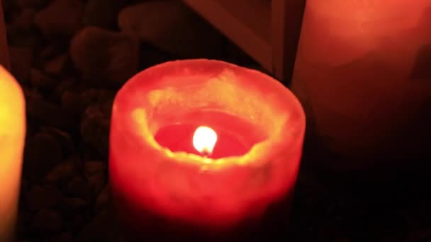 Зажигание романтических свечей ночью вблизи — стоковое видео