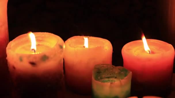 Bruciare candele romantiche di notte da vicino — Video Stock