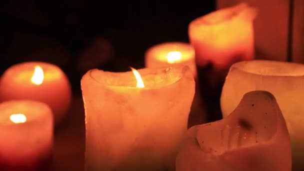 Спалювання романтичних свічок вночі крупним планом — стокове відео