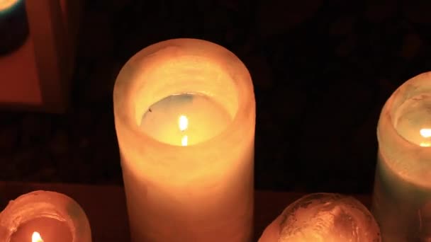 Bruciare candele romantiche di notte da vicino — Video Stock