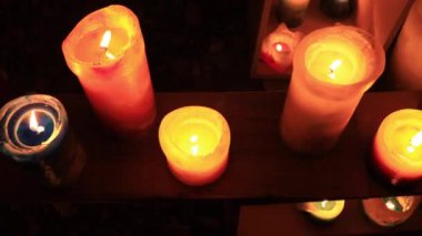 Gece görüşünde romantik mumlar yakmak.