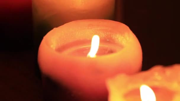 Romantische Kerzen in der Nacht aus nächster Nähe brennen — Stockvideo