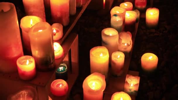 Brennende romantische Kerzen in der Nacht mittel erschossen — Stockvideo