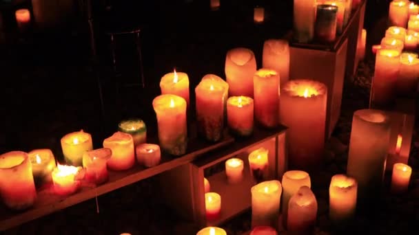 Bruciare candele romantiche di notte colpo medio — Video Stock