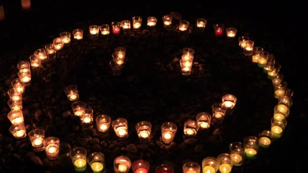 Romantische Kerzen brennen, indem man sie wie ein Lächeln in der Nacht ausbreitet — Stockvideo