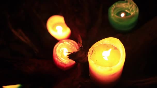 Bruciare candele romantiche di notte vista dall'alto — Video Stock