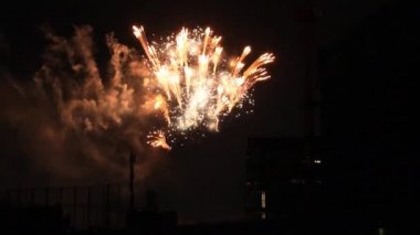 Yaz gecesi Tokyo 'daki şehir merkezindeki binanın yanında havai fişekler.