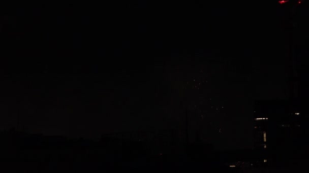 Fuegos artificiales cerca del edificio en la ciudad urbana de Tokio en la noche de verano — Vídeo de stock