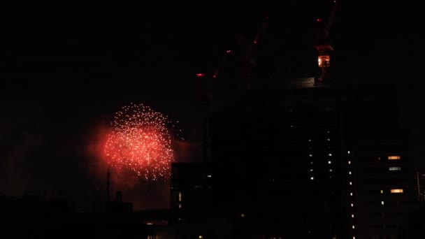 Fuegos artificiales cerca del edificio en la ciudad urbana de Tokio en la noche de verano — Vídeos de Stock